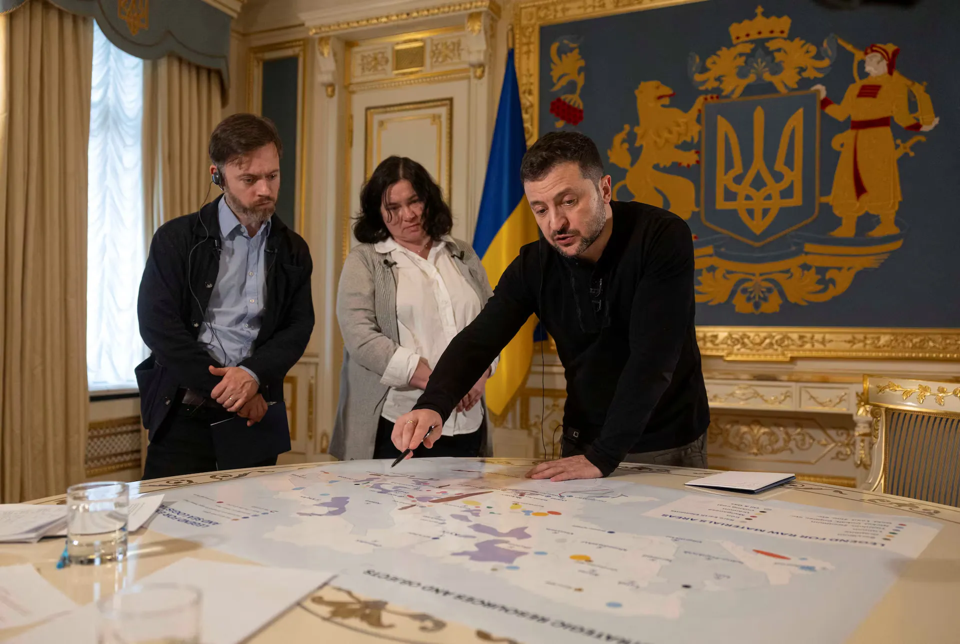 Президент України Володимир Зеленський показує журналістам Reuters карту стратегічних ресурсів та об'єктів під час інтерв'ю на тлі нападу Росії на Україну, Київ, Україна, 7 лютого 2025 року